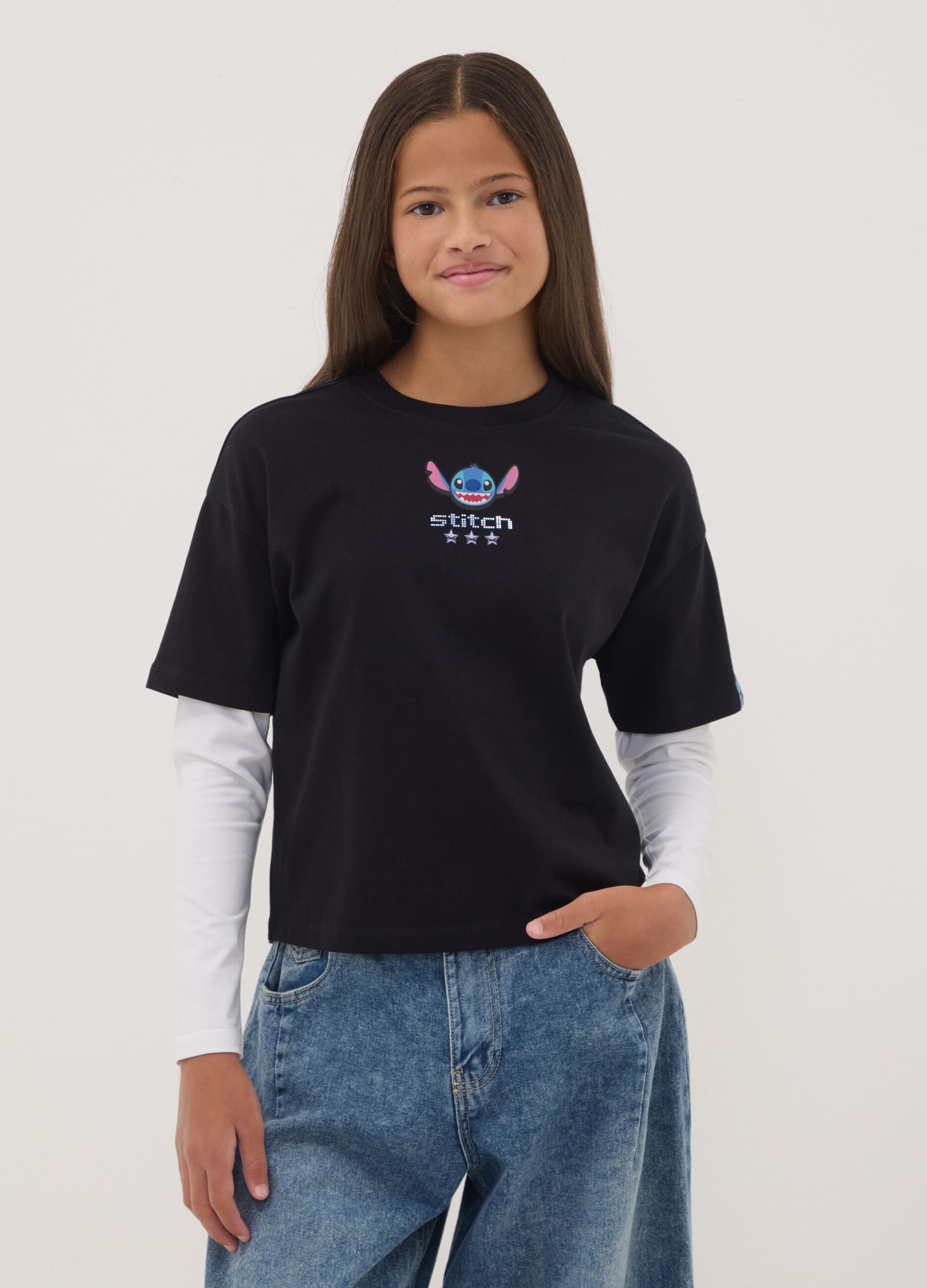 T-shirt nera in puro cotone con collo a costine e stampa Stitch