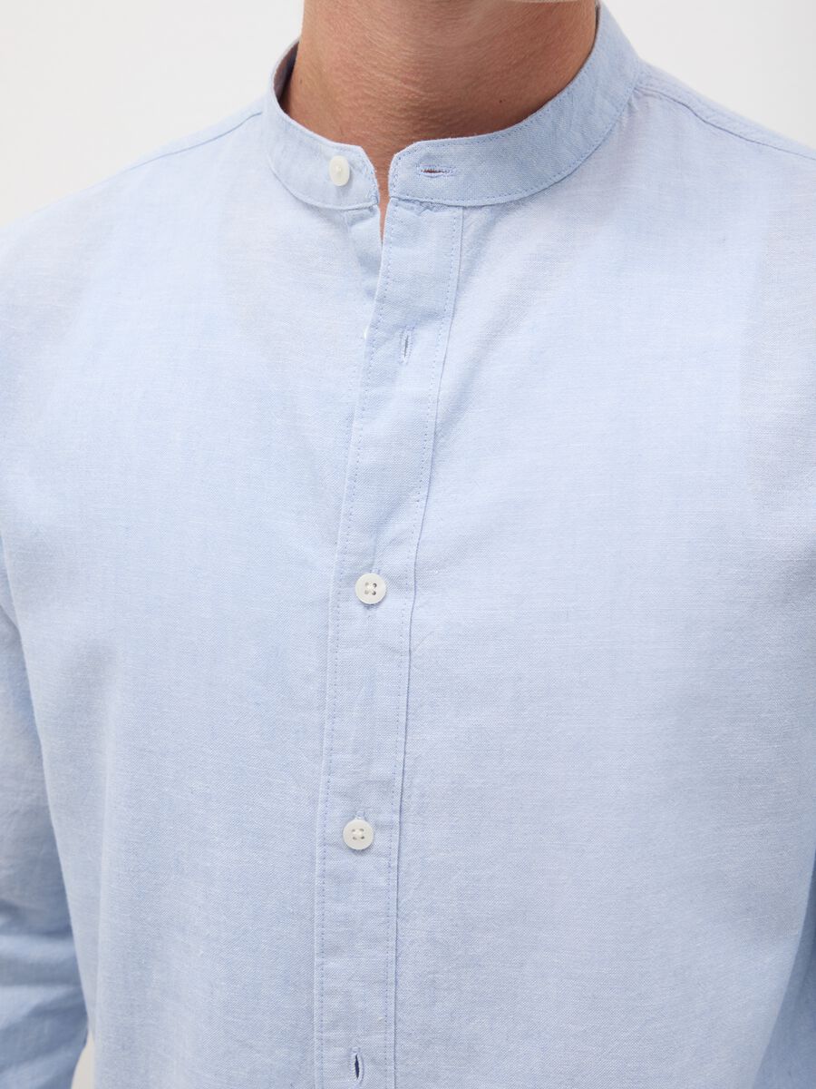 Men's blue regular fit cotton and linen shirt with button closure_2