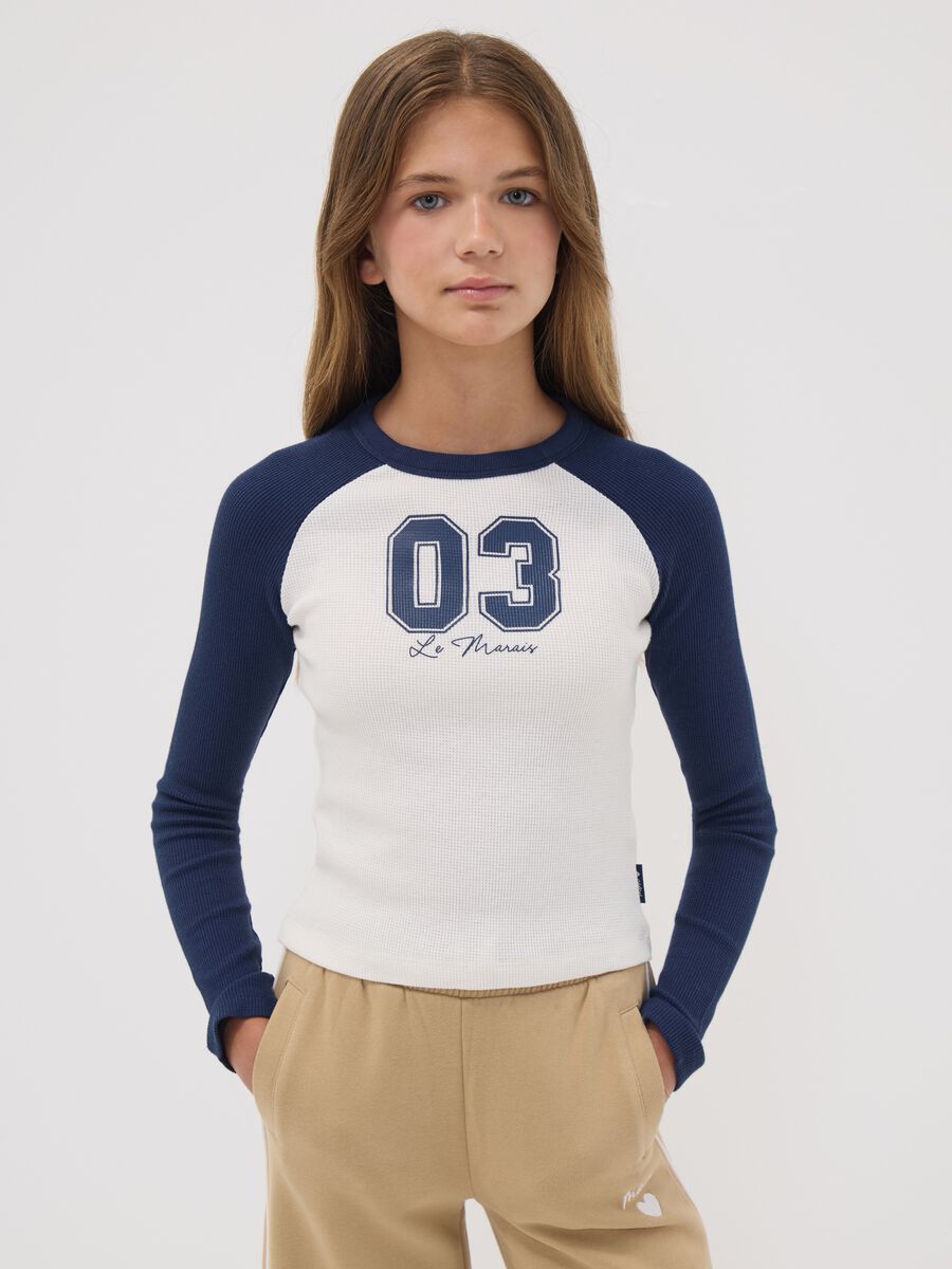 T-shirt blu in cotone elasticizzato con maniche a contrasto per ragazza_1