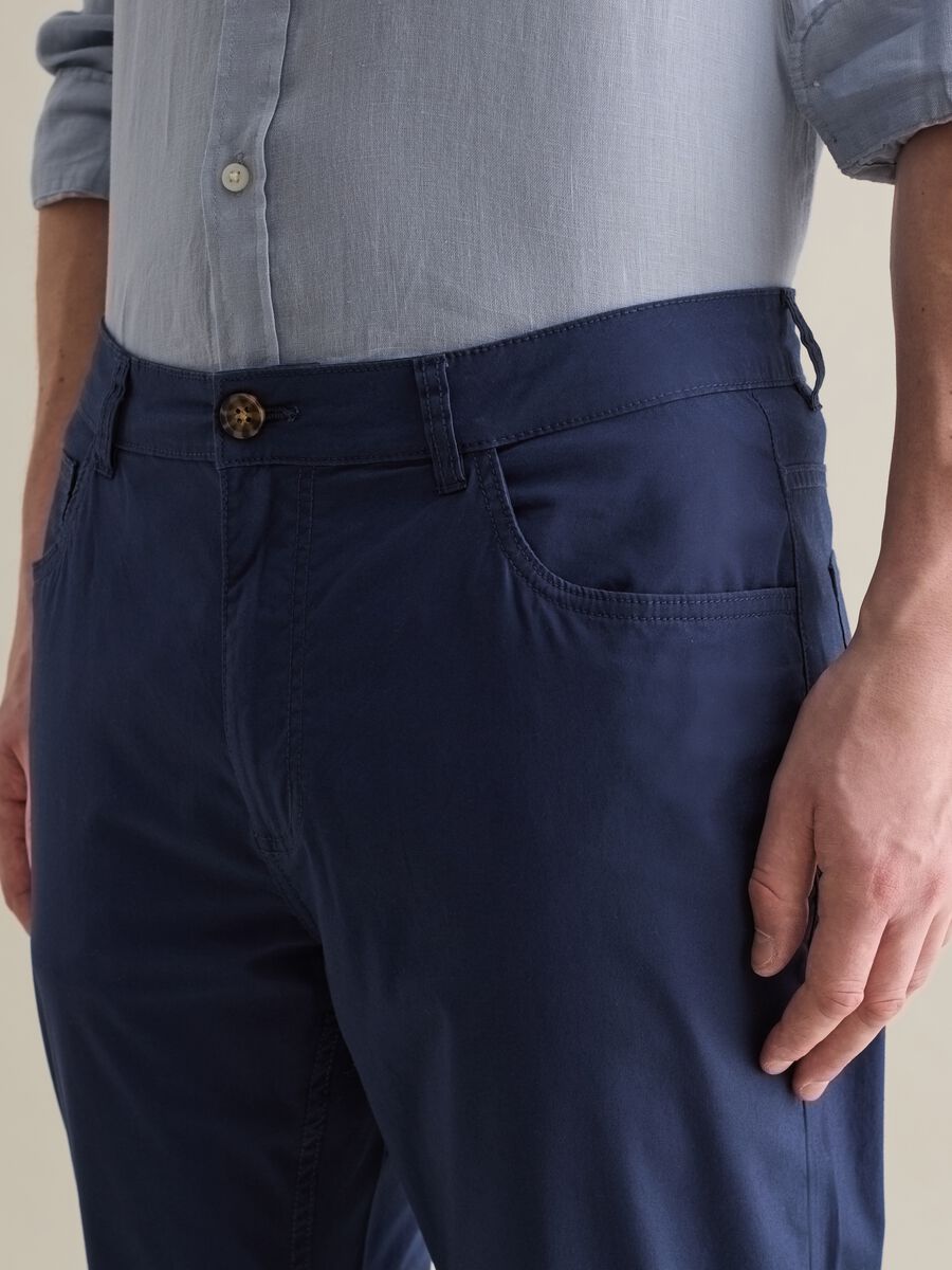 Blue chino trousers in stretch cotton with five pockets_2