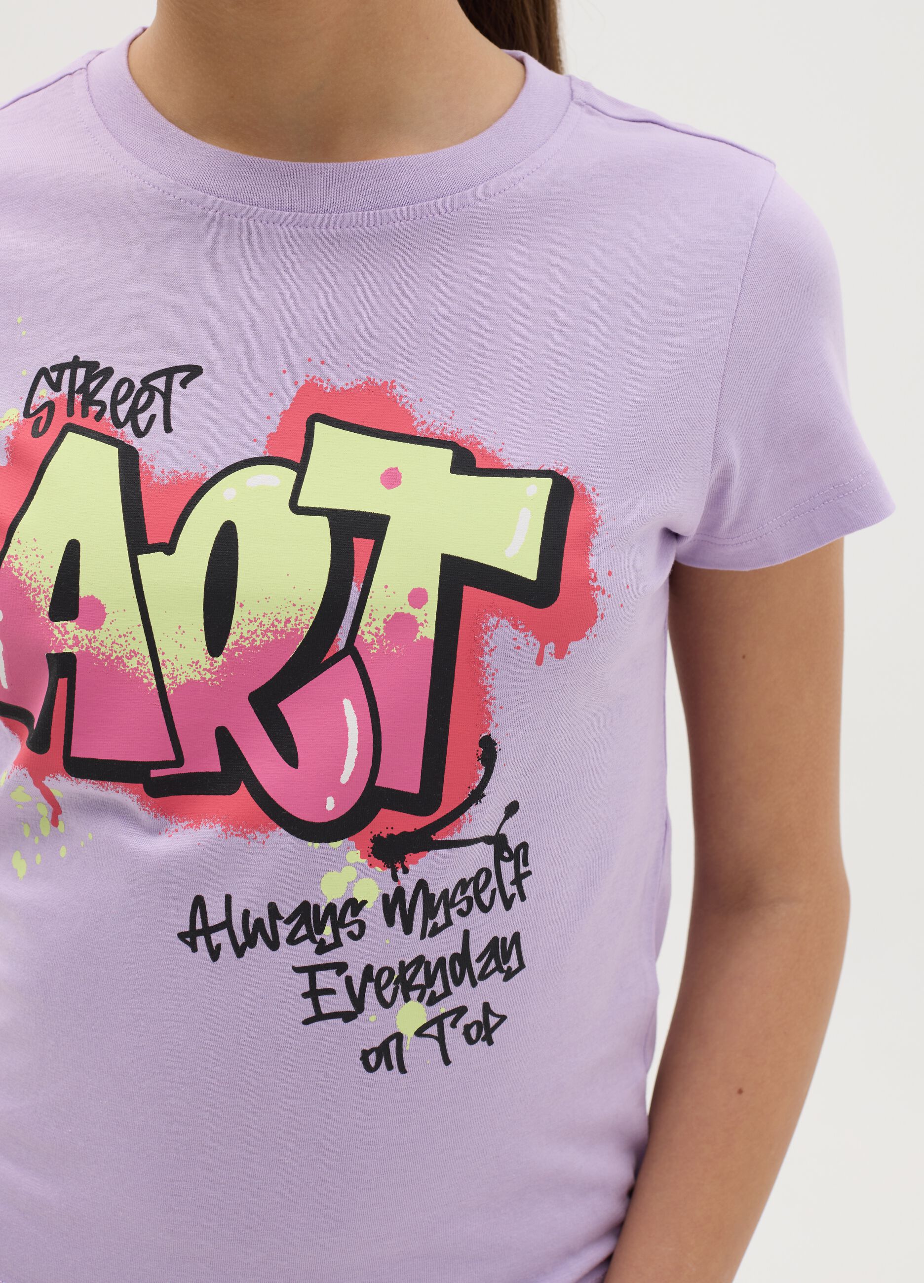 T-shirt in cotone con stampa "Street Art"