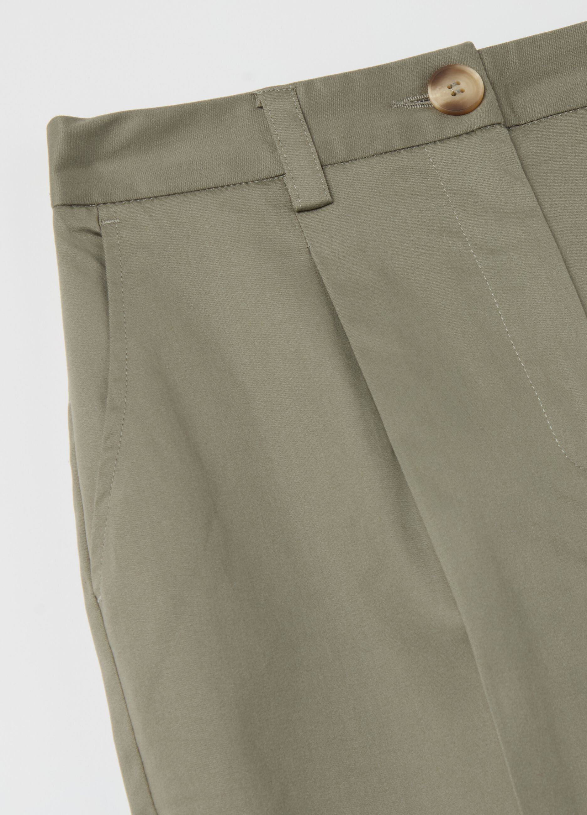 Pantalone chino cropped con pinces