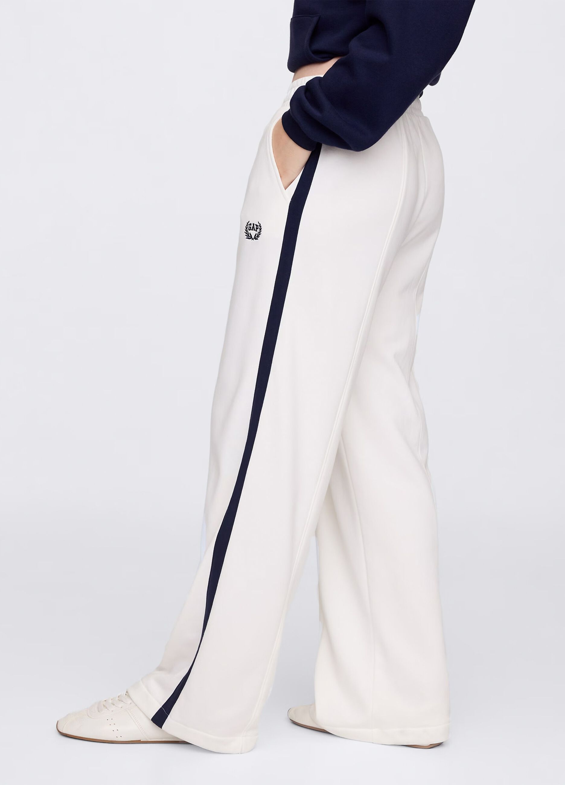 White trousers in cotton blend