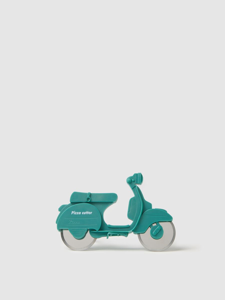 Green scooter-shaped pizza cutter with steel wheels_1
