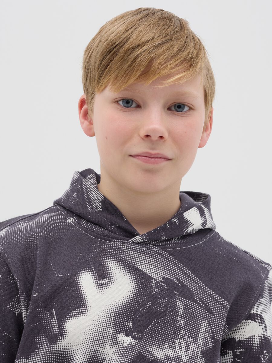 Sweatshirt with hood and skaters print_1