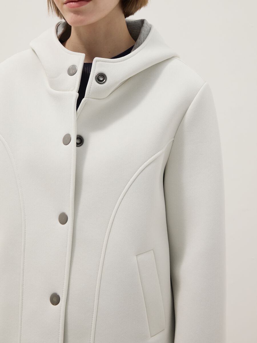 Giacca bianca regular fit con cappuccio e bottoni_3
