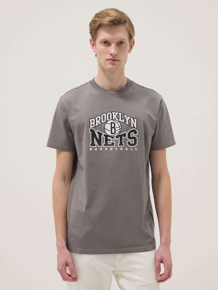 T-shirt in puro cotone grigia regular fit con stampa Brooklyn Nets_1