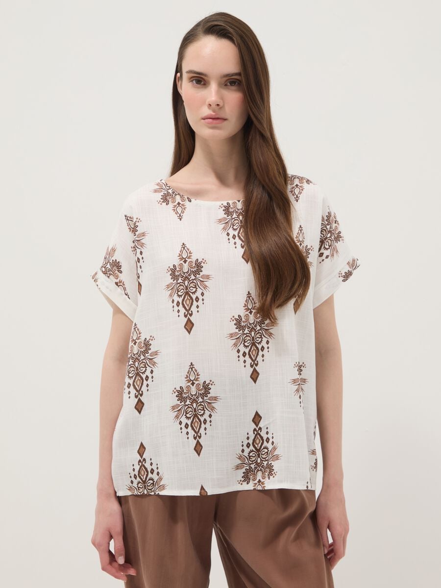 Blusa bianca in pura viscosa con stampa marrone regular fit_1