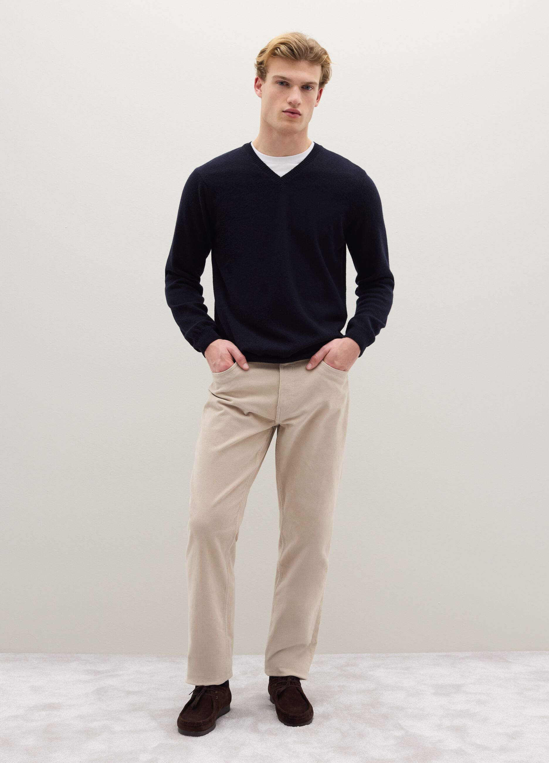 Maglione blu con scollo a V in pura lana lambswool