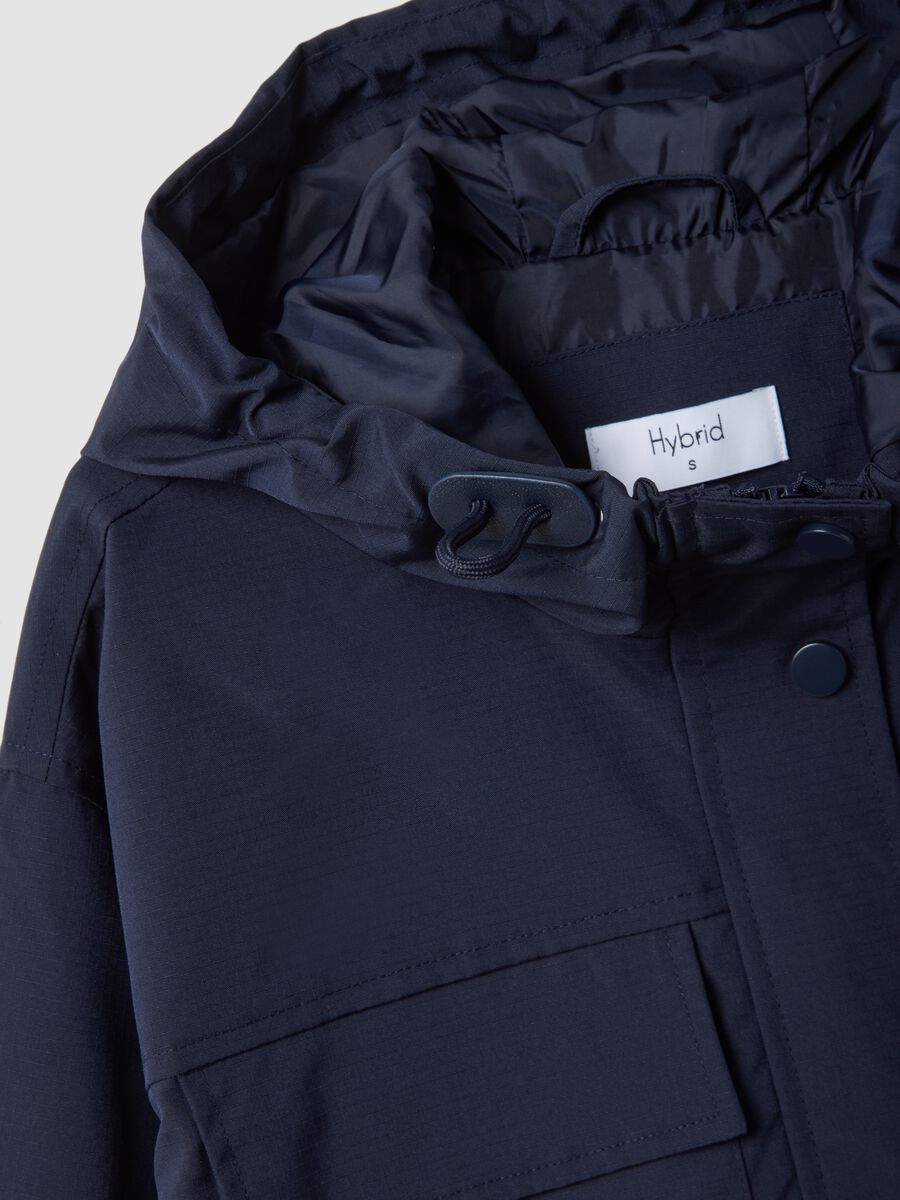 Giacca impermeabile blu regular fit con tasche e cappuccio_5