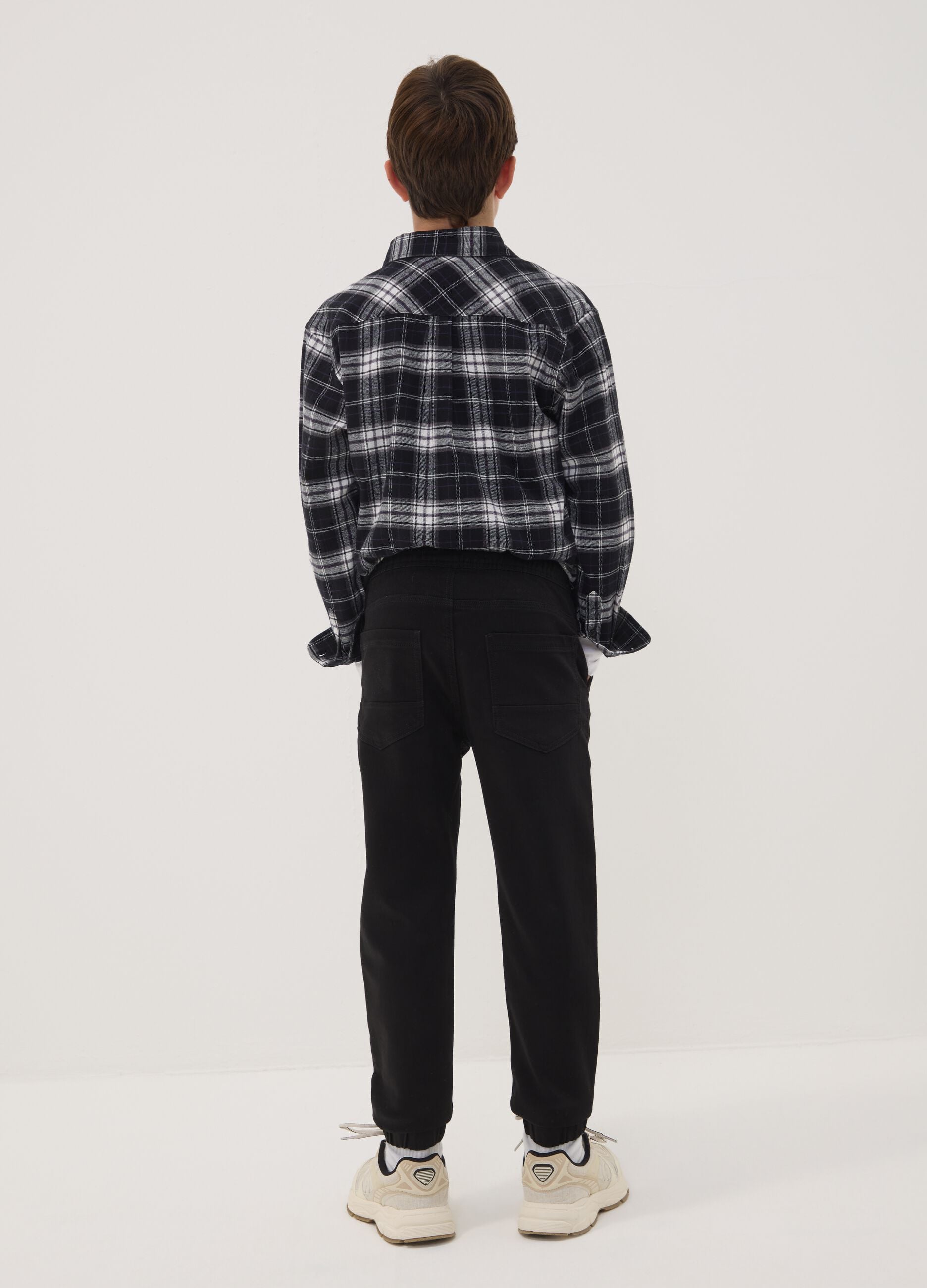 Jogger denim nero in cotone elasticizzato con vita elastica per ragazzo