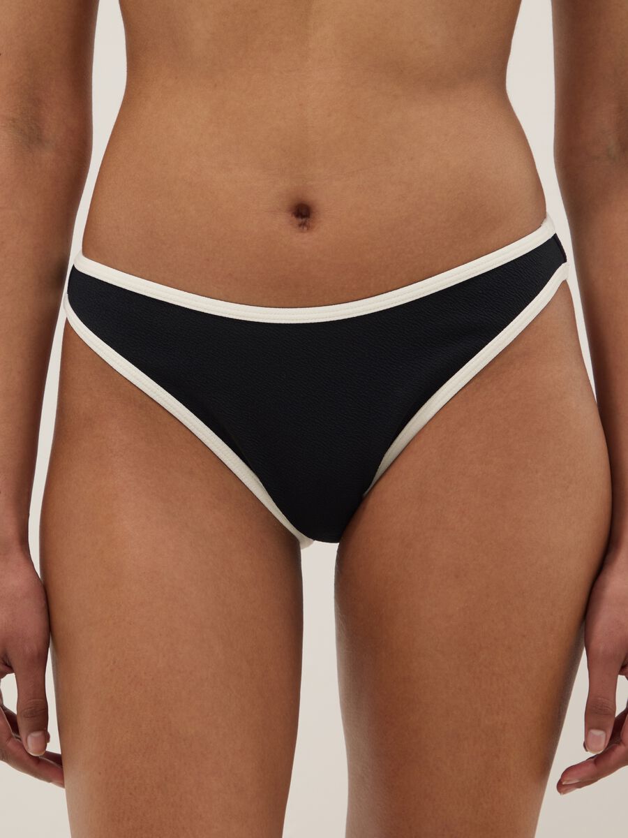 Slip da mare in tessuto elasticizzato nero con bordi bianchi_1