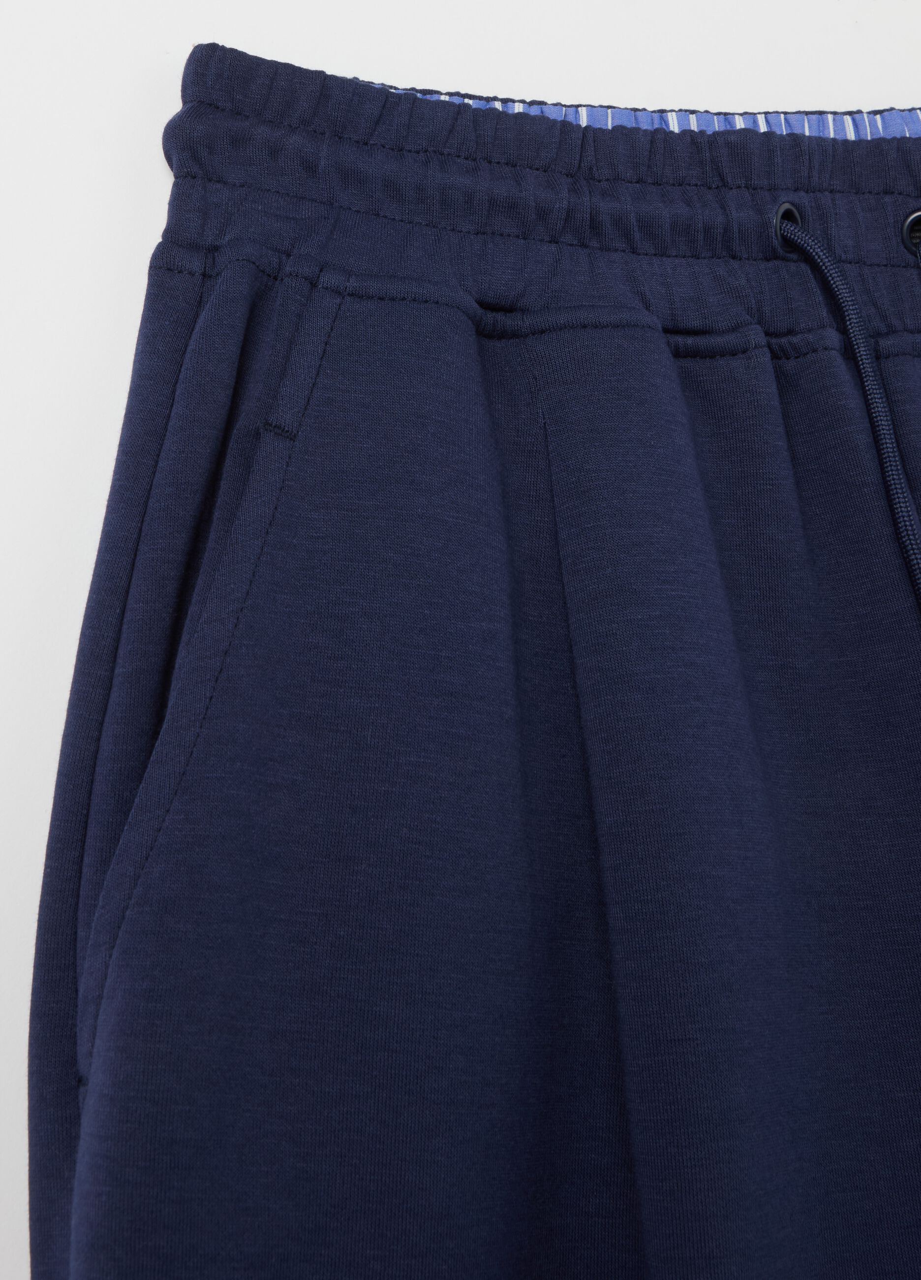 Wide-leg joggers with detail at the waist