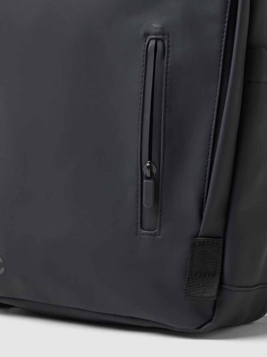 Zaino nero con tasca frontale zip_1