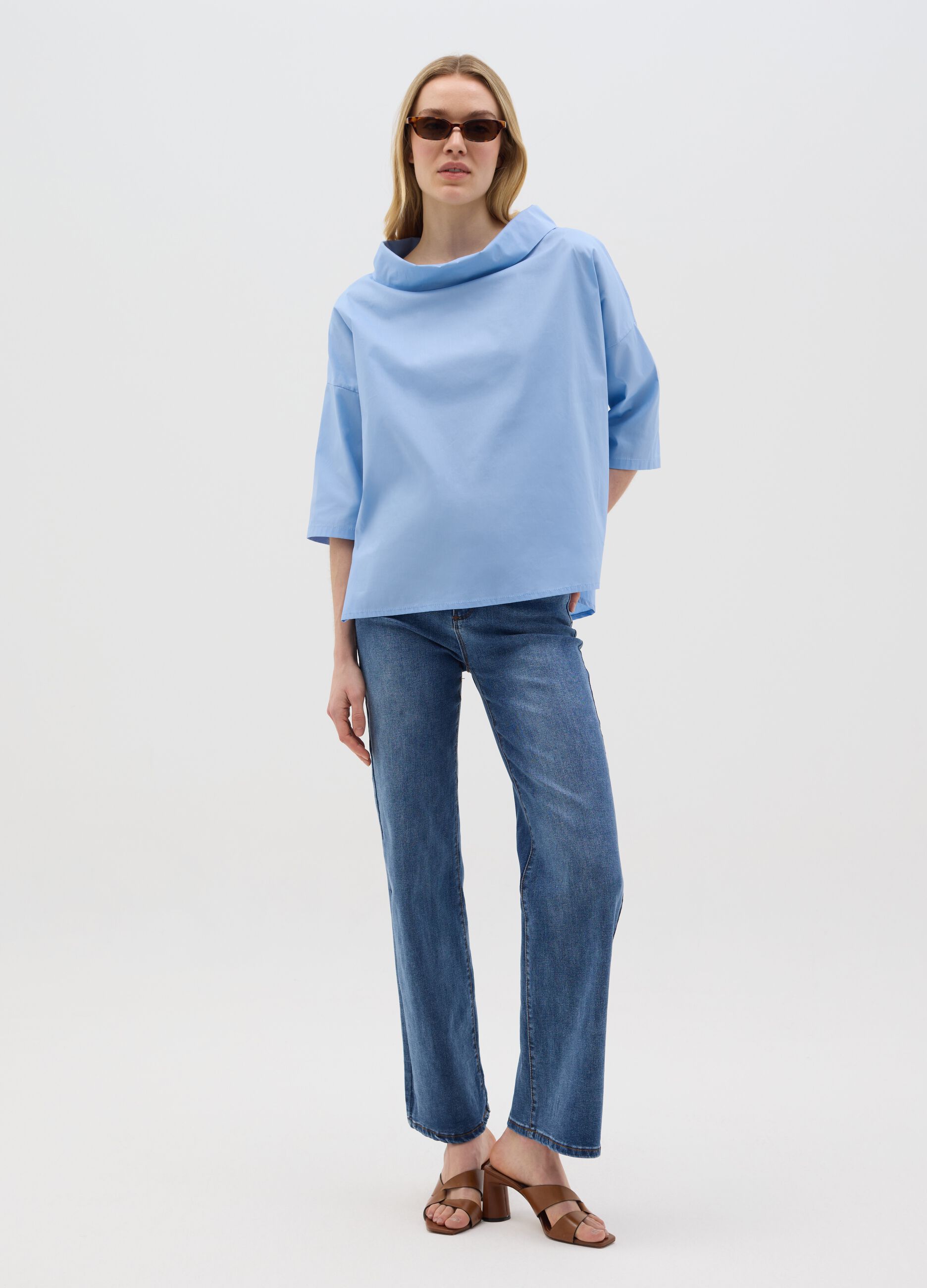Blue blouse with three-quarter sleeves