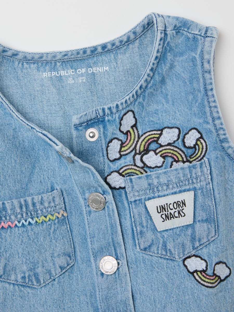 Sleeveless chambray dress with rainbow details_2