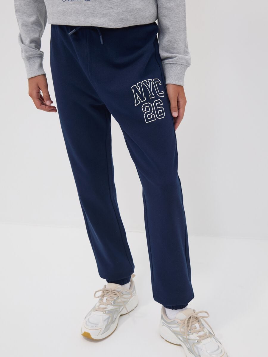 Jogger blu in puro cotone con stampa college per ragazzo_2