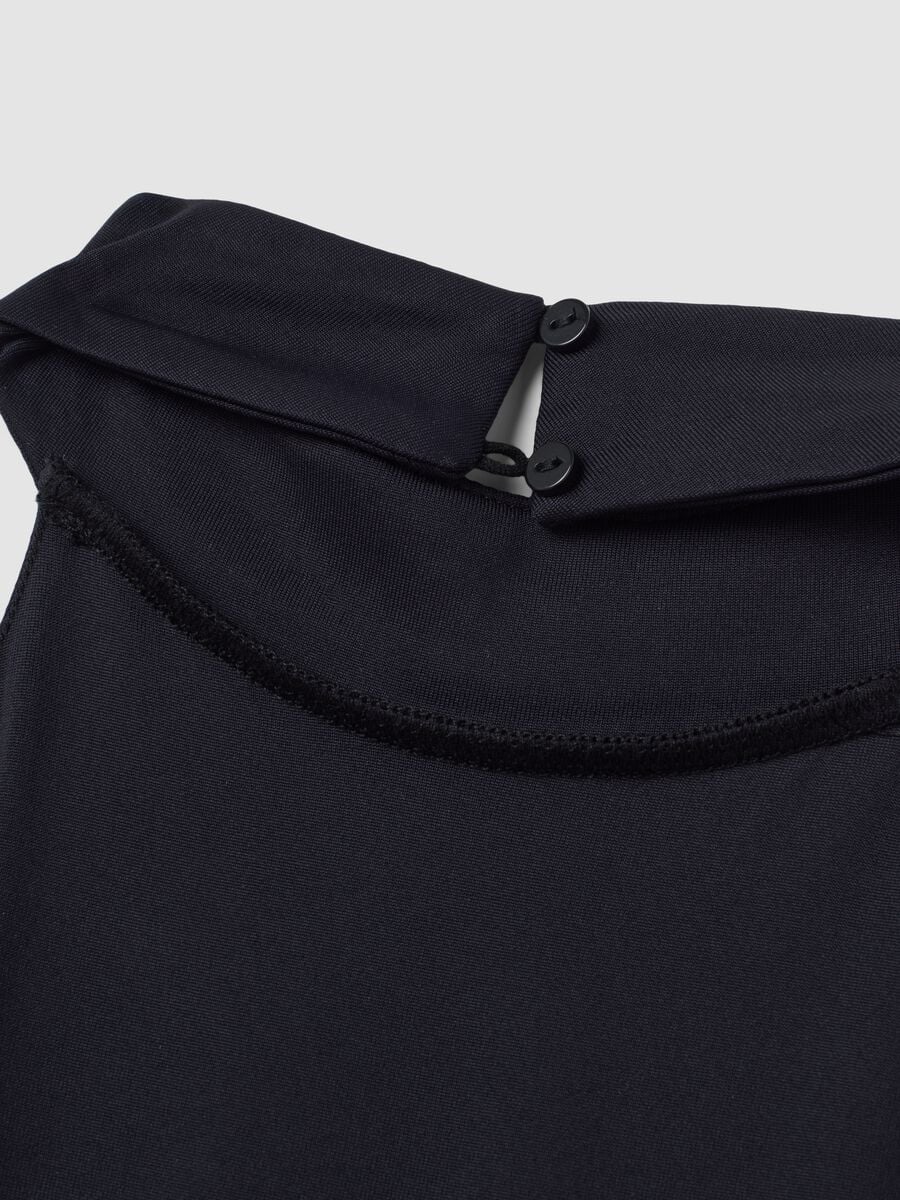 Abito nero in tessuto elasticizzato con collo alto e balze_6