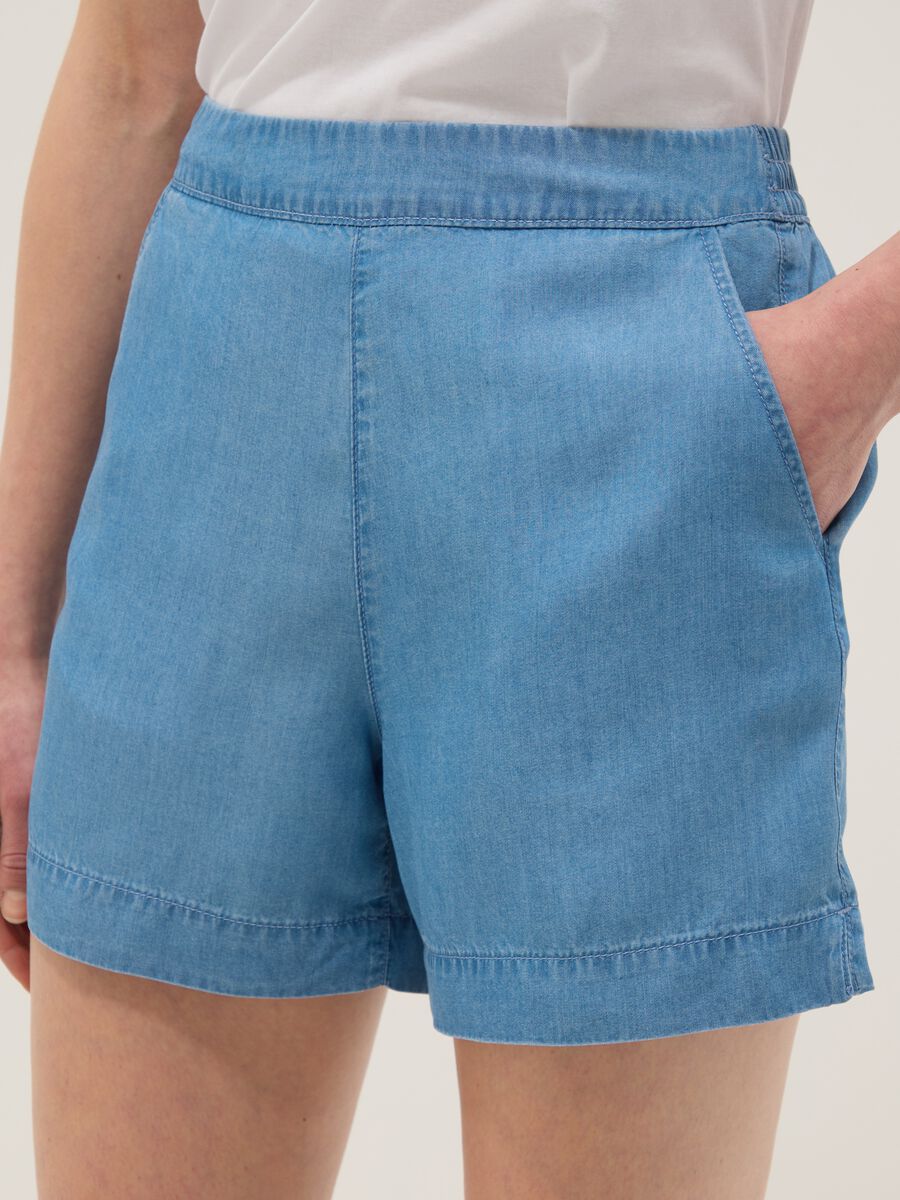 Shorts in denim azzurri in puro lyocell con vita elasticizzata regular fit_3