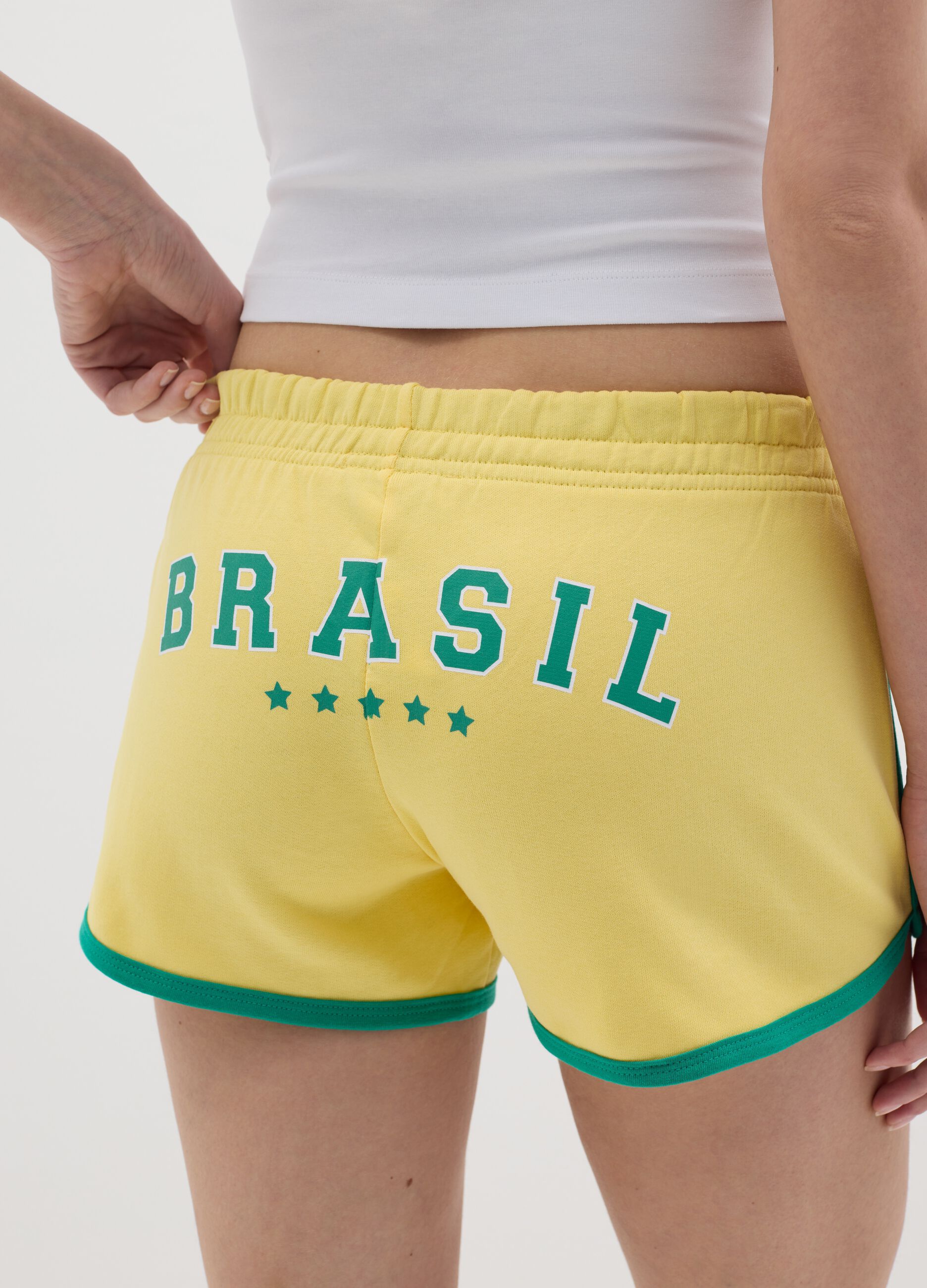 Women’s shorts in 100% yellow cotton with regular fit and print