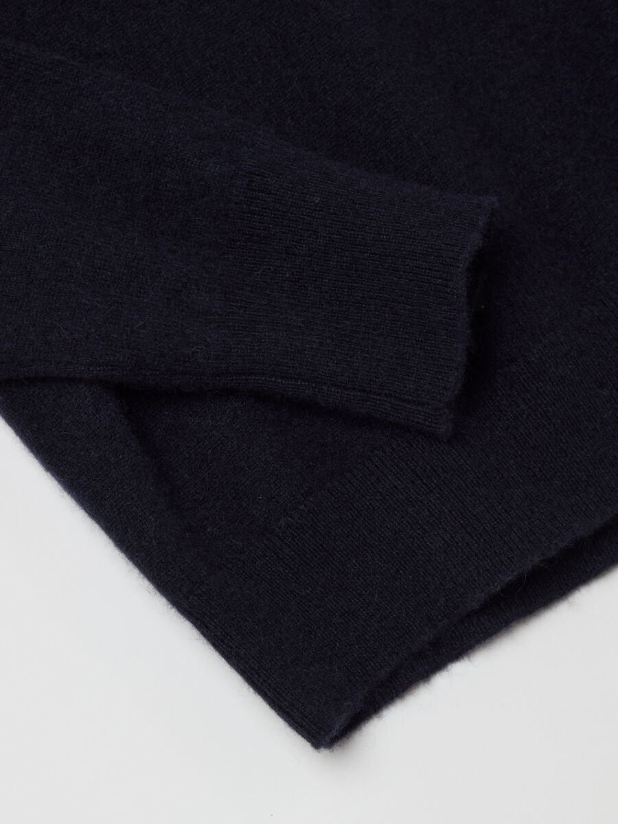 Cashmere pullover with round neck with fold_5
