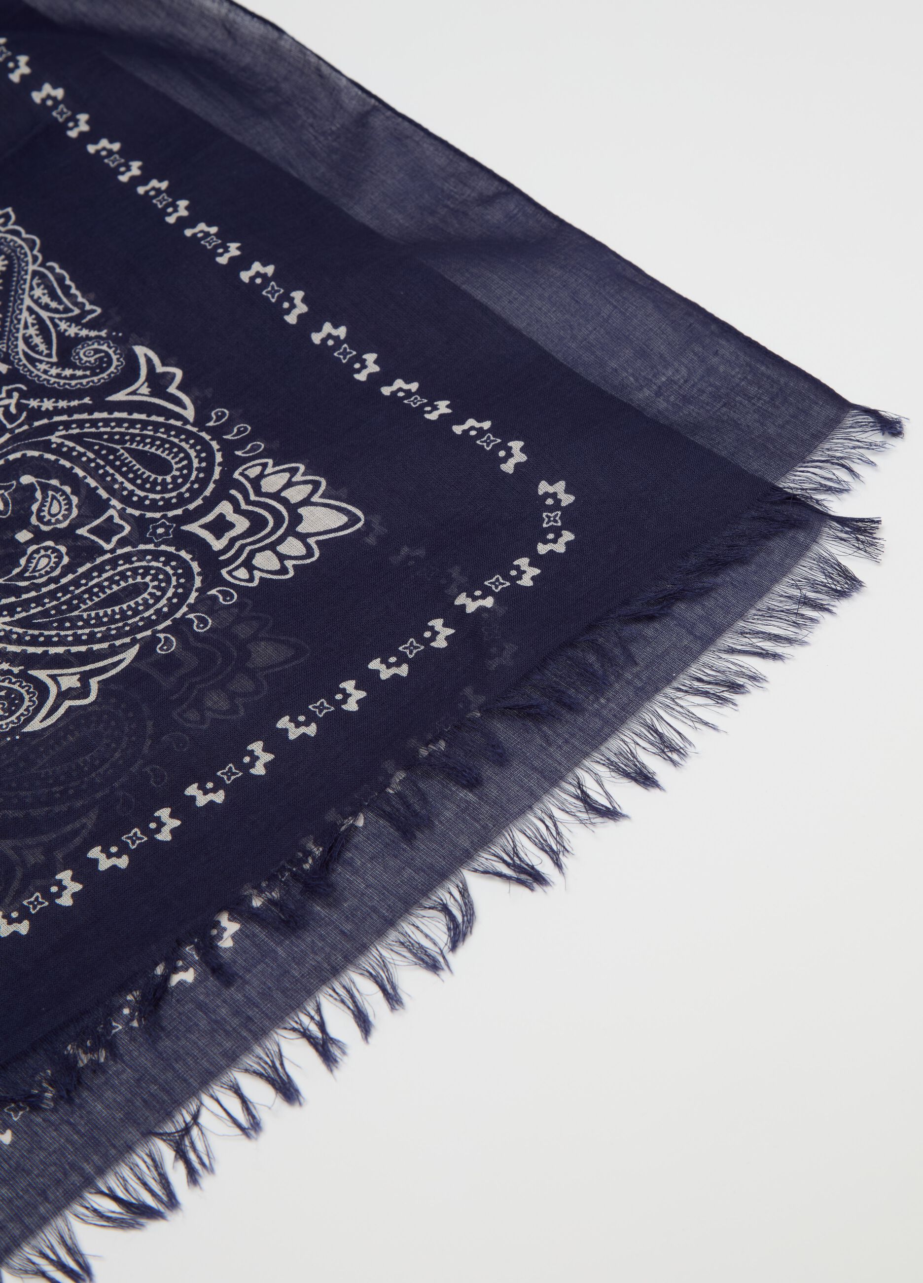 Fringed scarf with paisley print