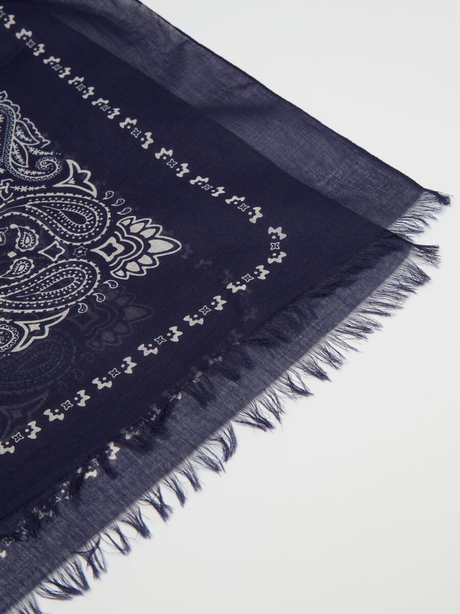 Fringed scarf with paisley print_2