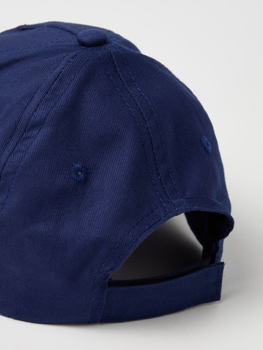 Baseball cap with embroidered logo_3