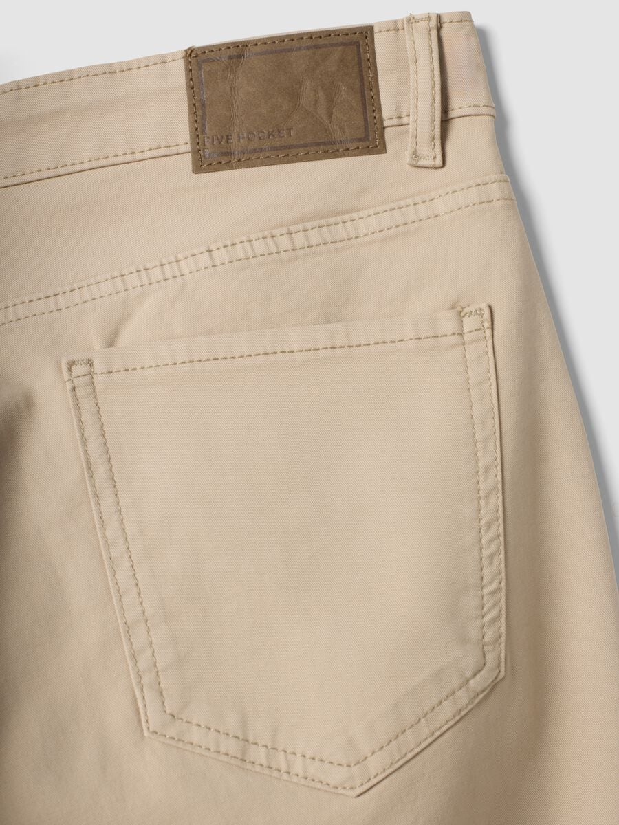 Pantaloni beige in twill di cotone elasticizzato regular fit_1