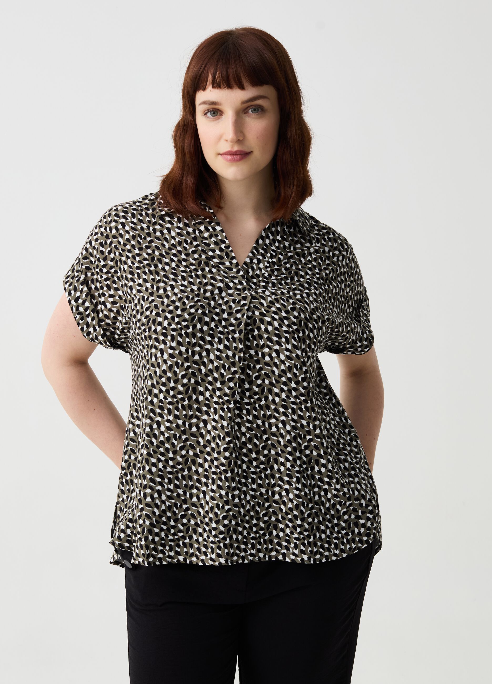 Curvy blouse with speckled print in viscose