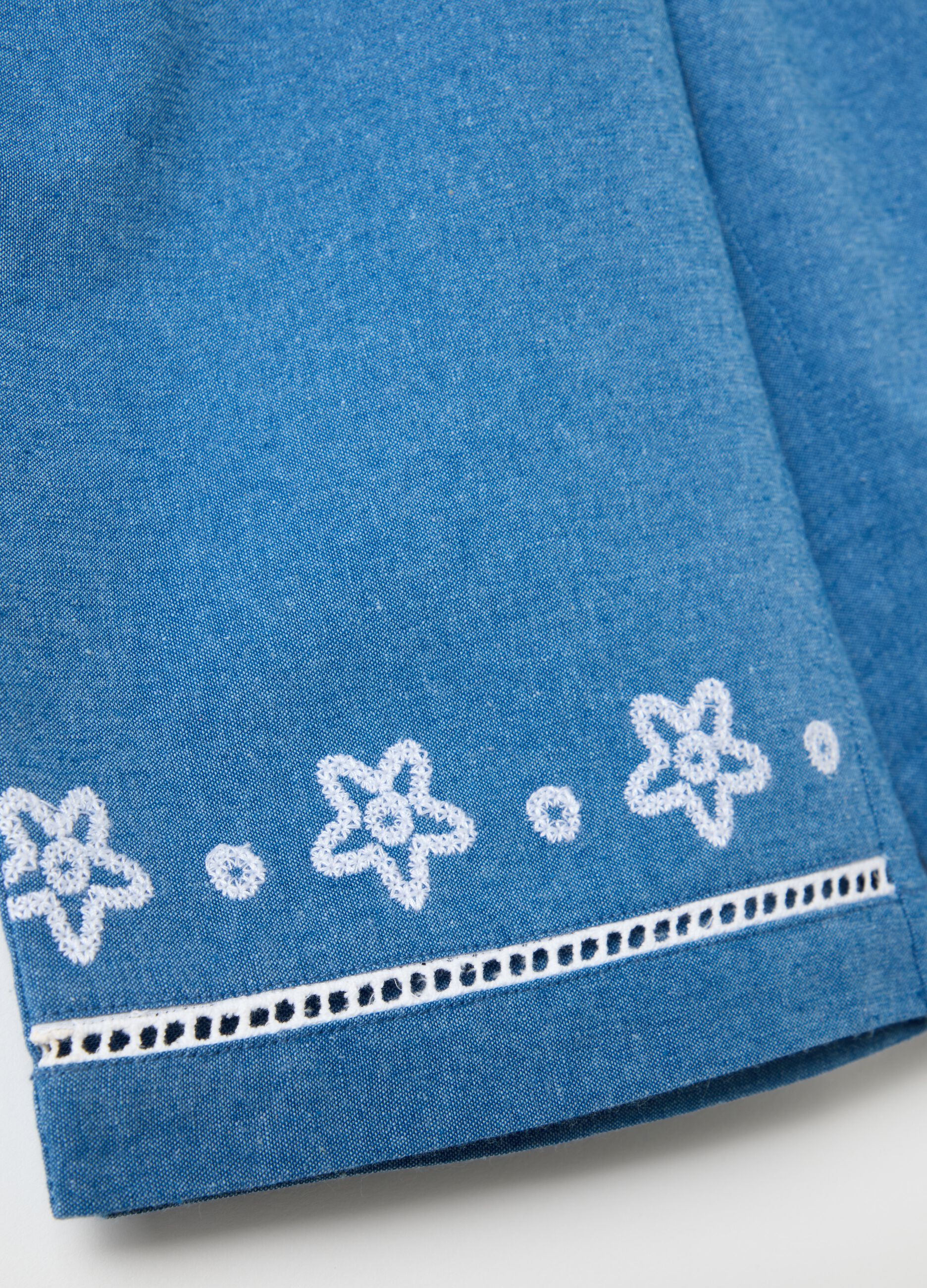 Wide-leg trousers in blue chambray with floral embroidery