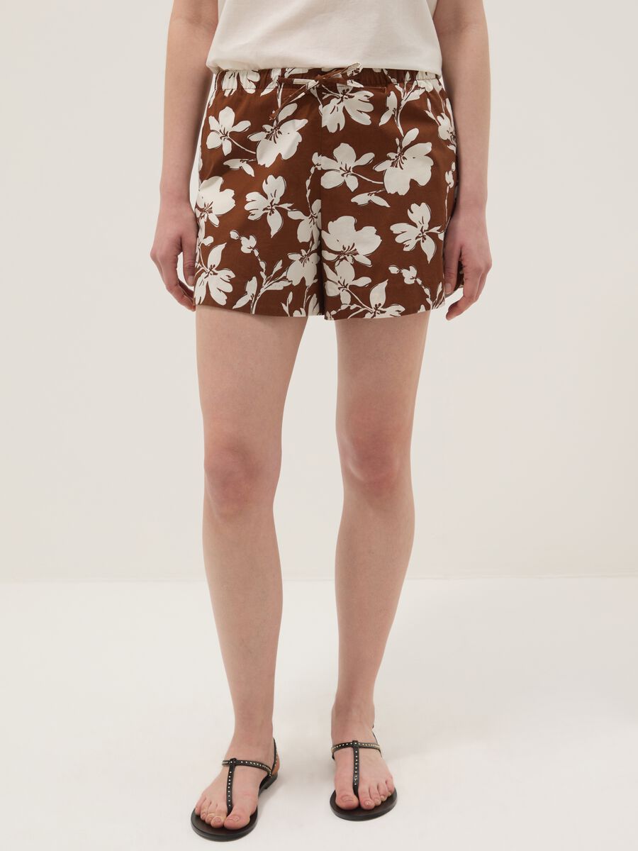 Brown stretch cotton shorts with floral print_1