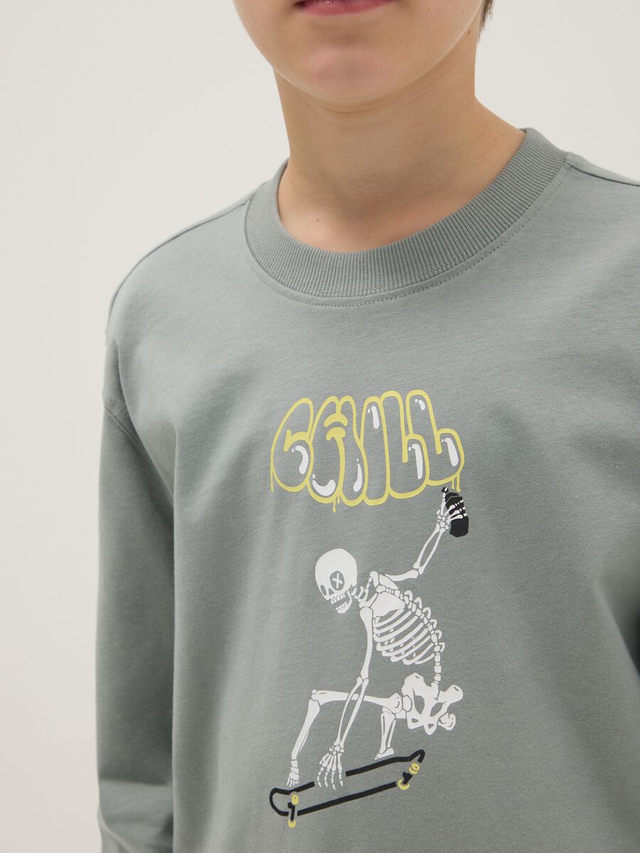 T-shirt in puro cotone grigia regular fit con stampa per ragazzo_2