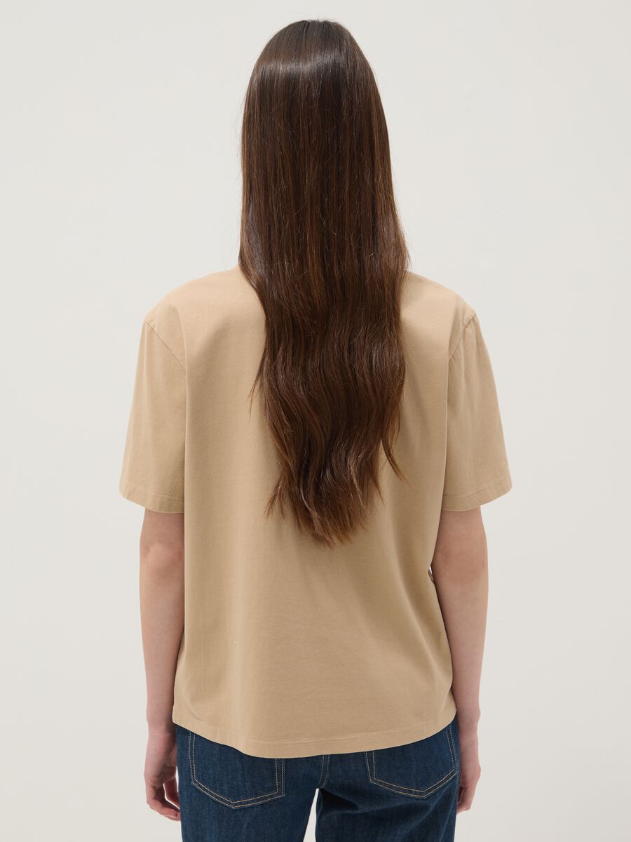 T-shirt beige in puro cotone con stampa frontale_3