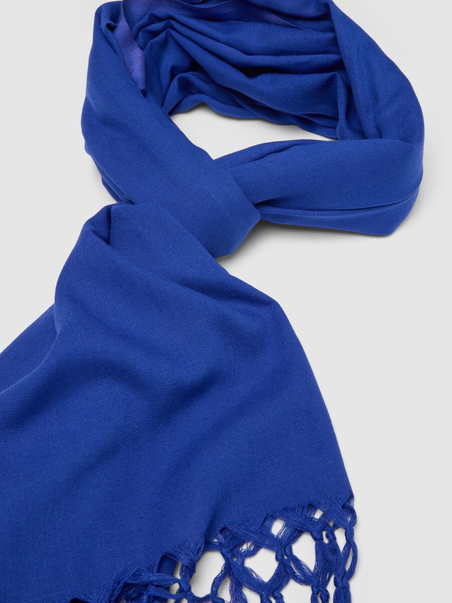 Sciarpa in misto viscosa e lino blu con frange_2
