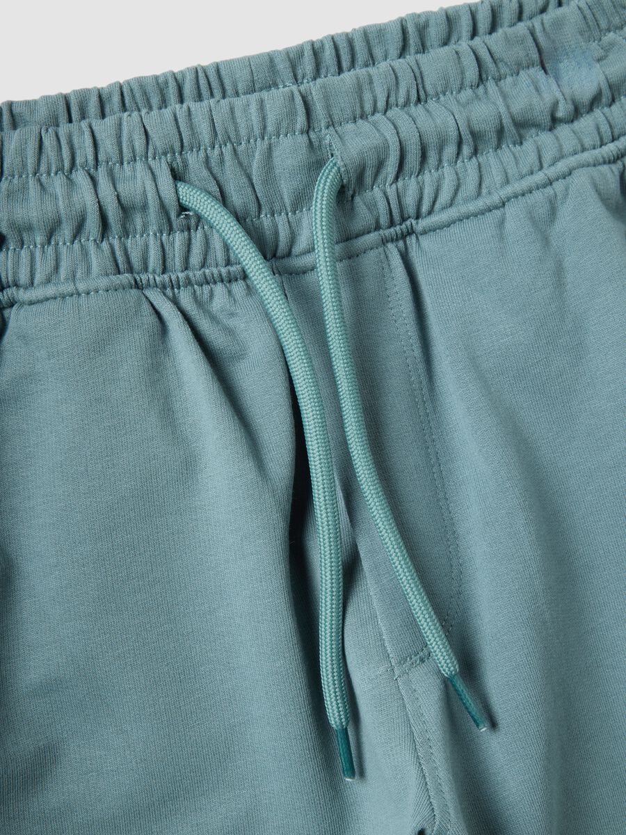Completo azzurro in puro cotone con top e shorts_2
