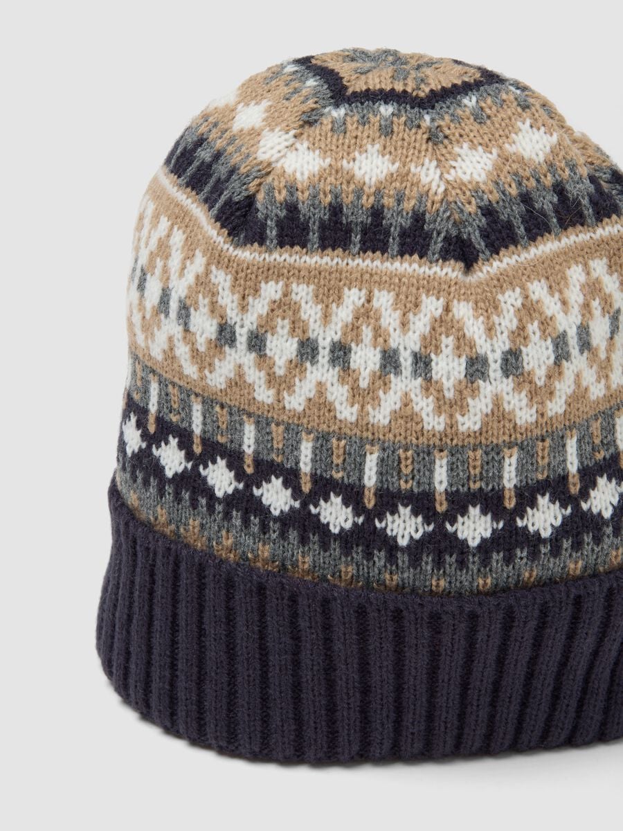 Berretto beige in maglia jacquard con risvolto_2