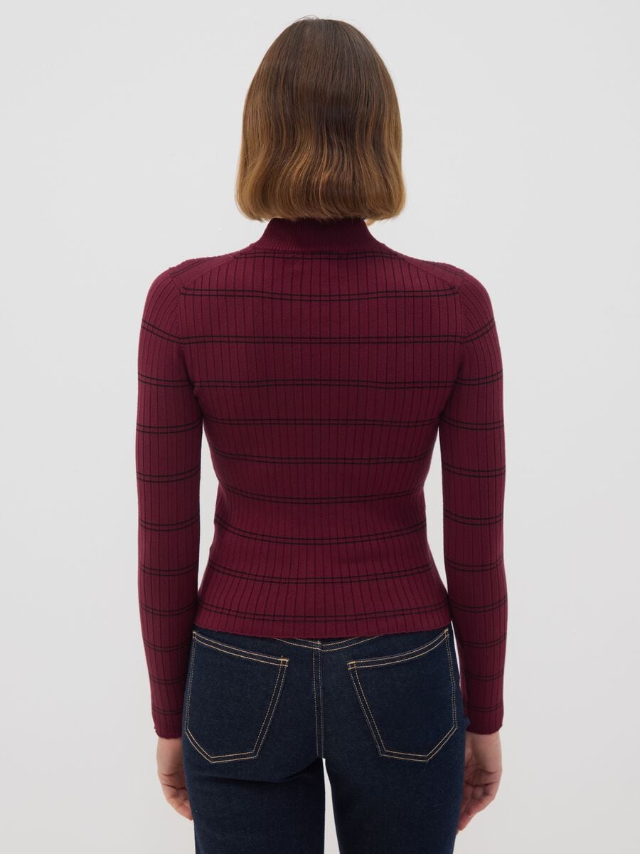 Maglia rossa in misto viscosa con collo rialzato fitted_3
