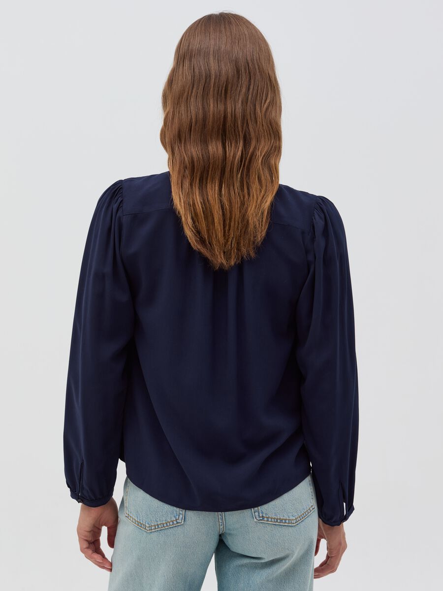 Blusa in viscosa con foulard_2
