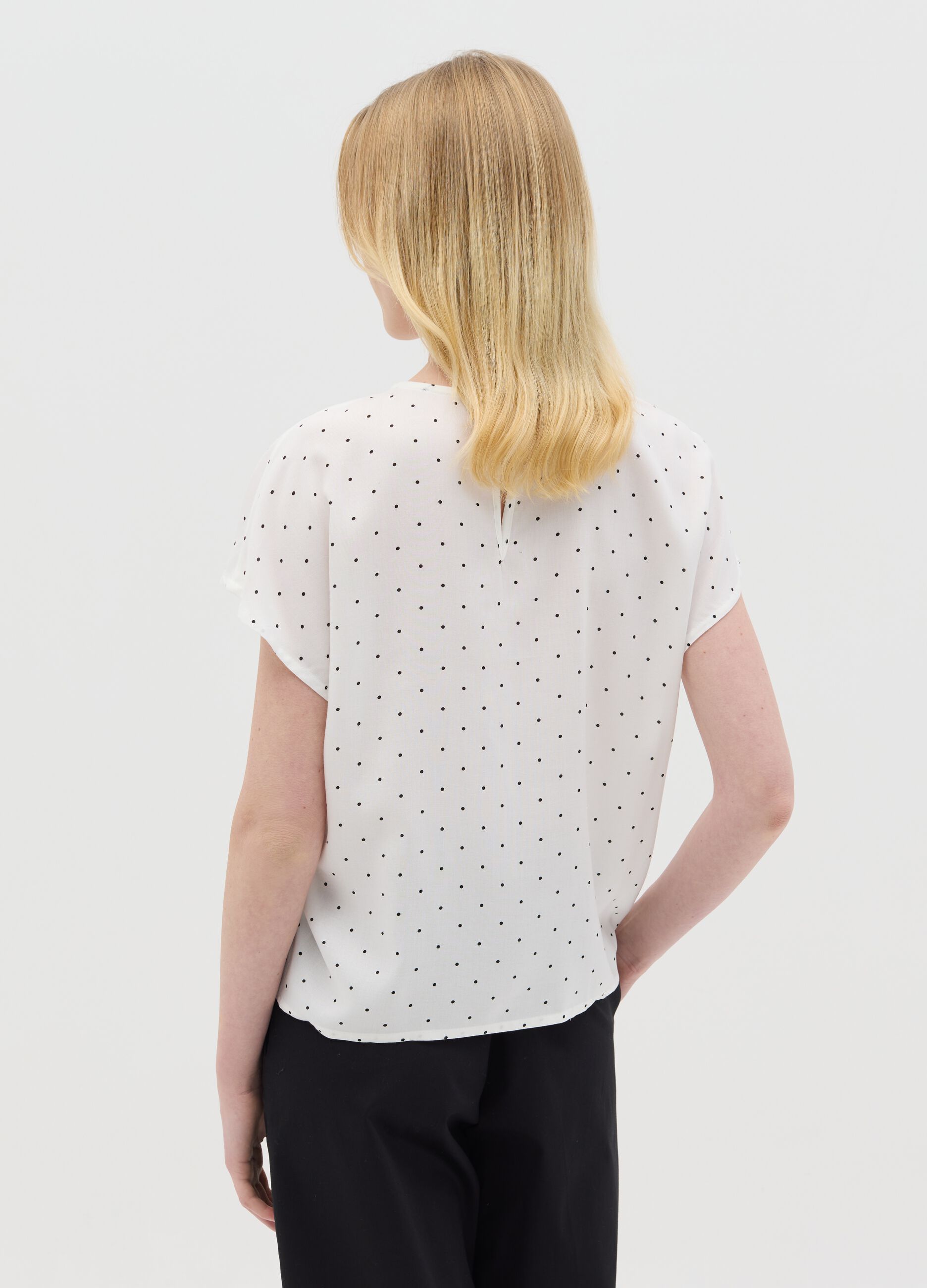 Blusa a maniche corte con pois in viscosa