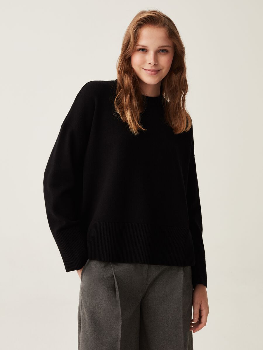 Pullover girocollo con spacchi_0