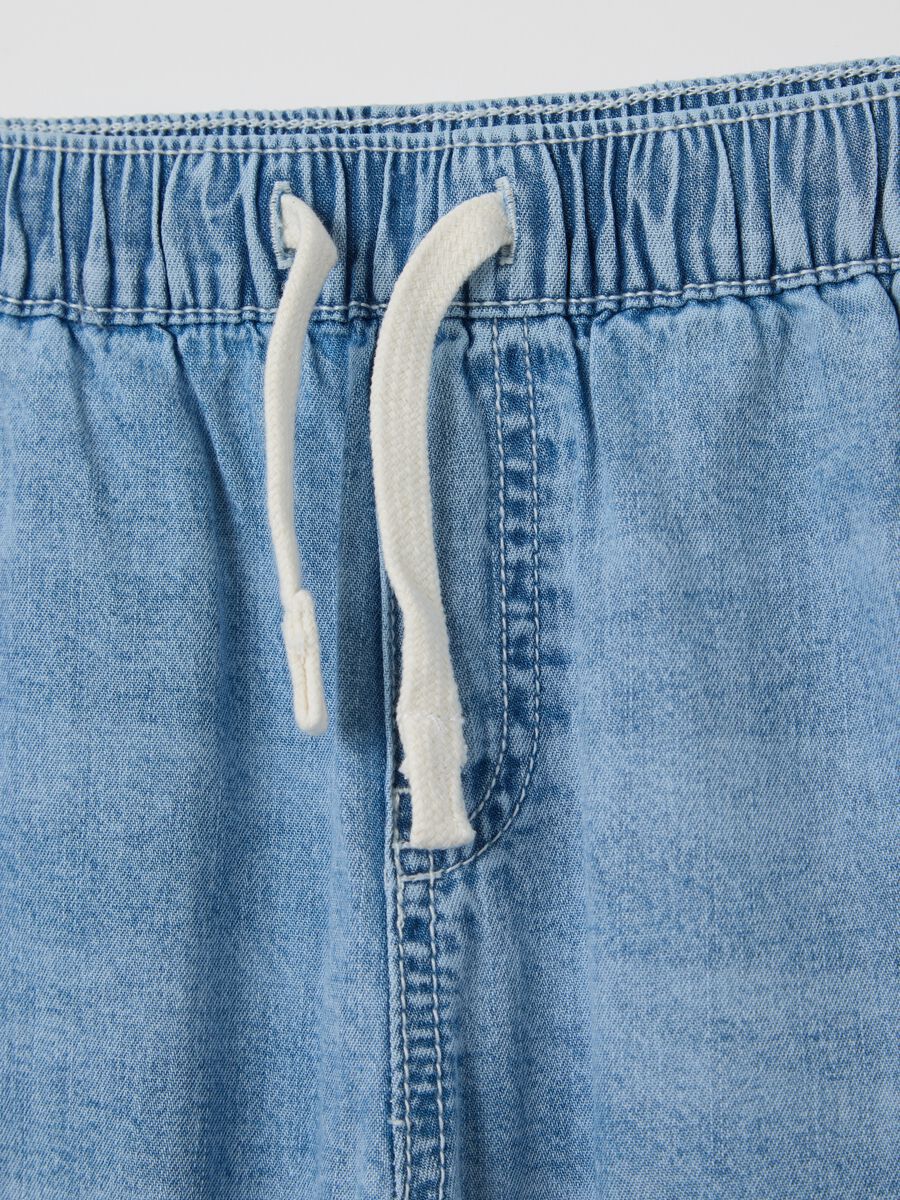 Denim Bermuda joggers with pockets and drawstring_2
