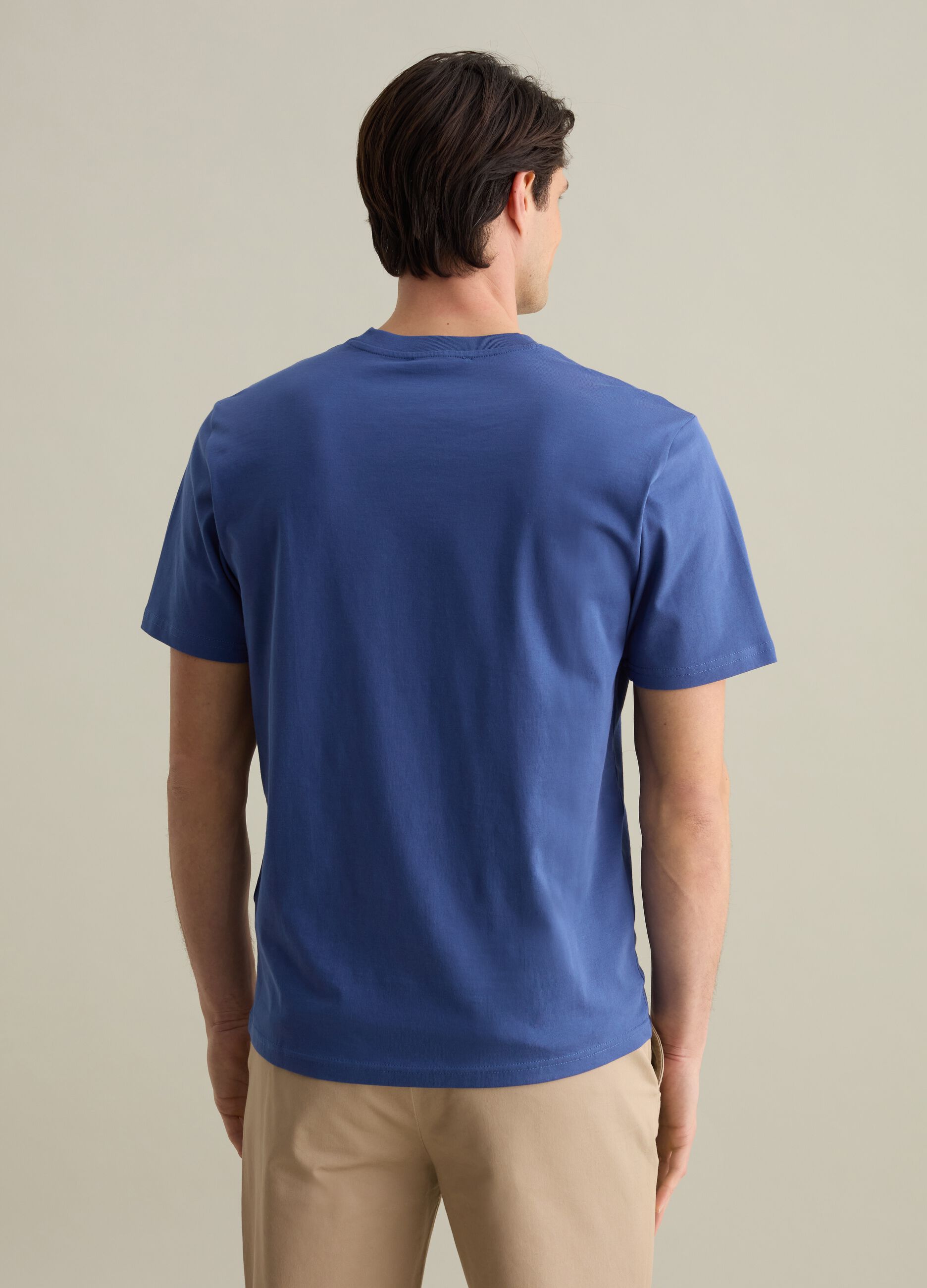 Plain cotton T-shirt with round neck.