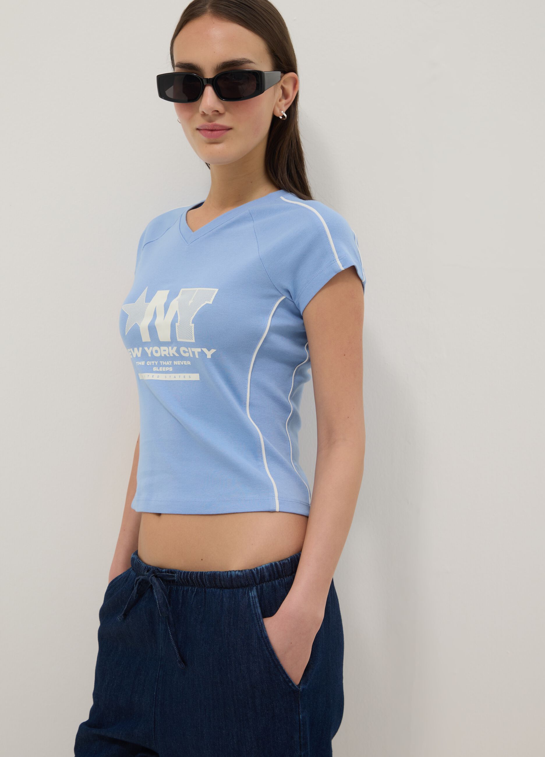 T-shirt in puro cotone azzurra slim fit con collo a V e stampa