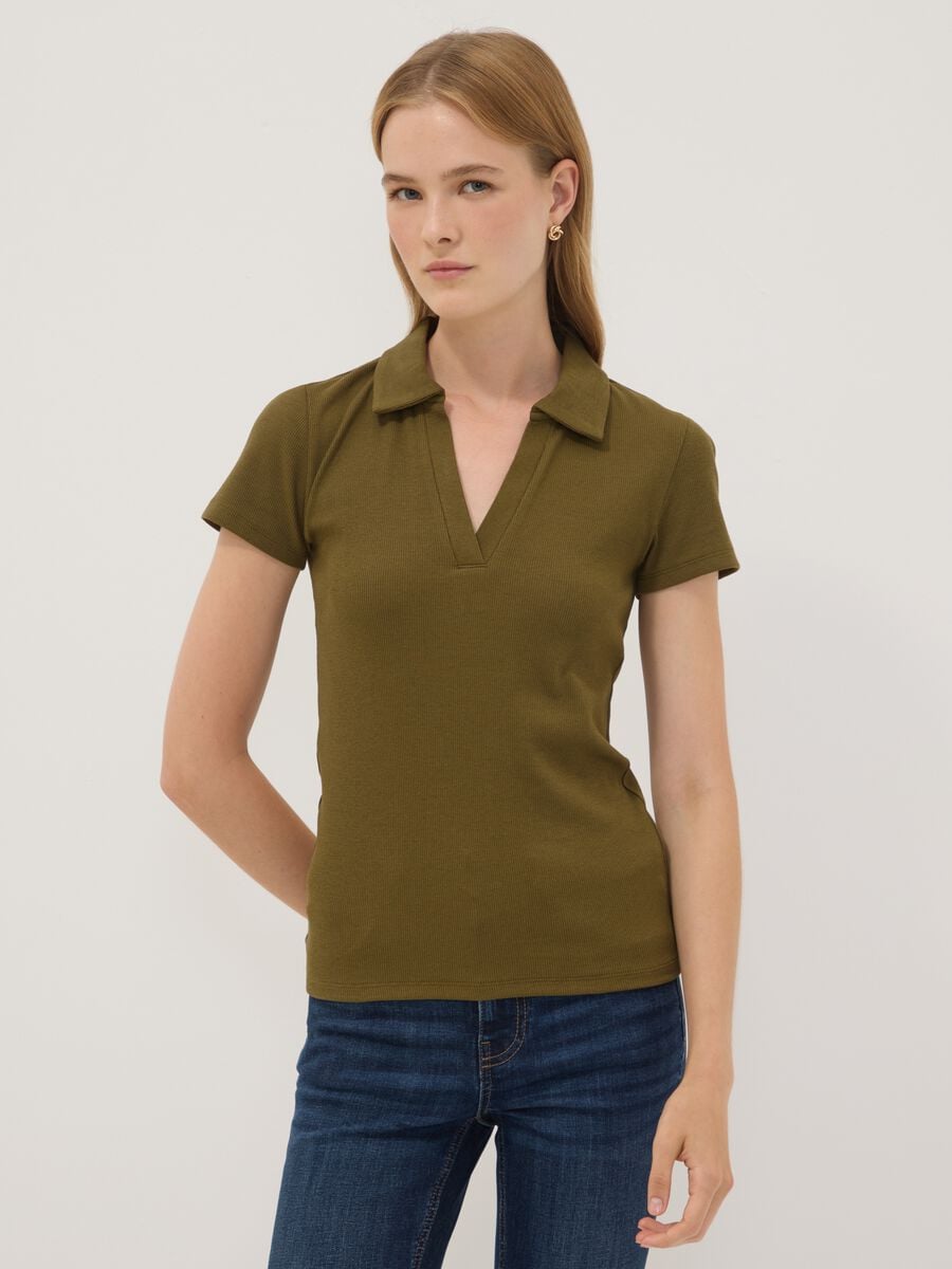 Polo verde in cotone elasticizzato con scollo a V aperto regular fit_0
