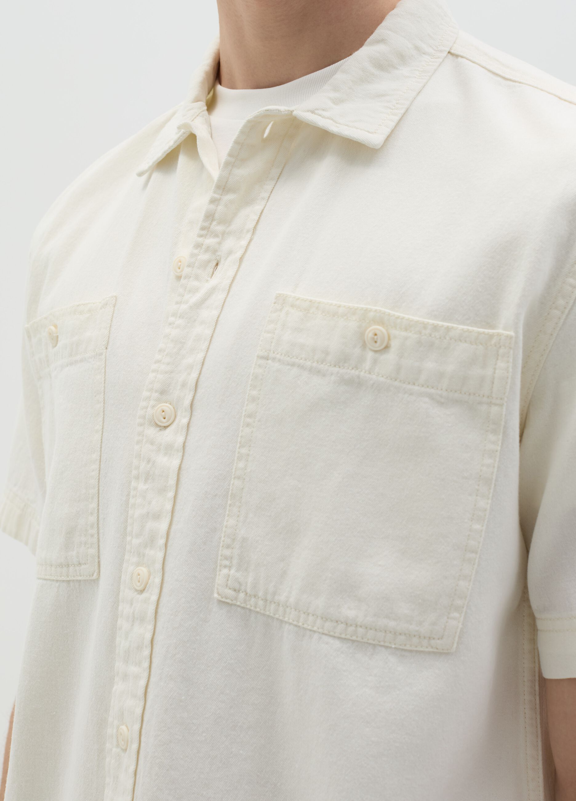 Short-sleeved shirt in denim with pockets