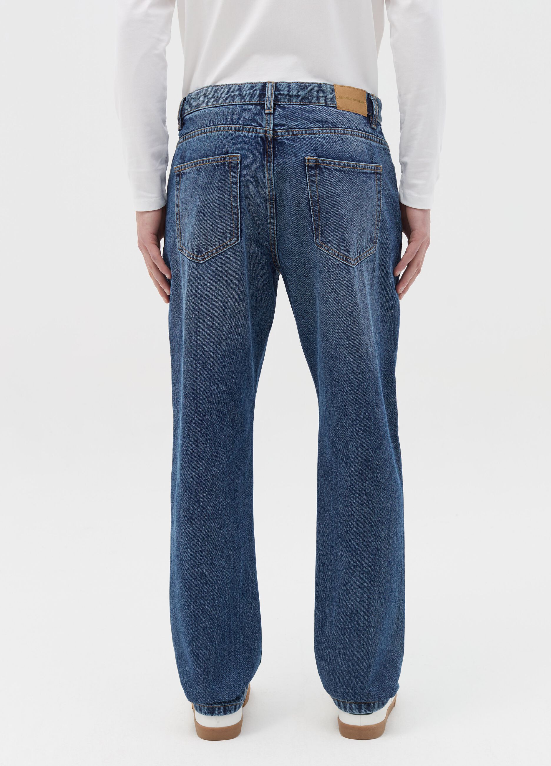 Regular fit jeans with discolouring