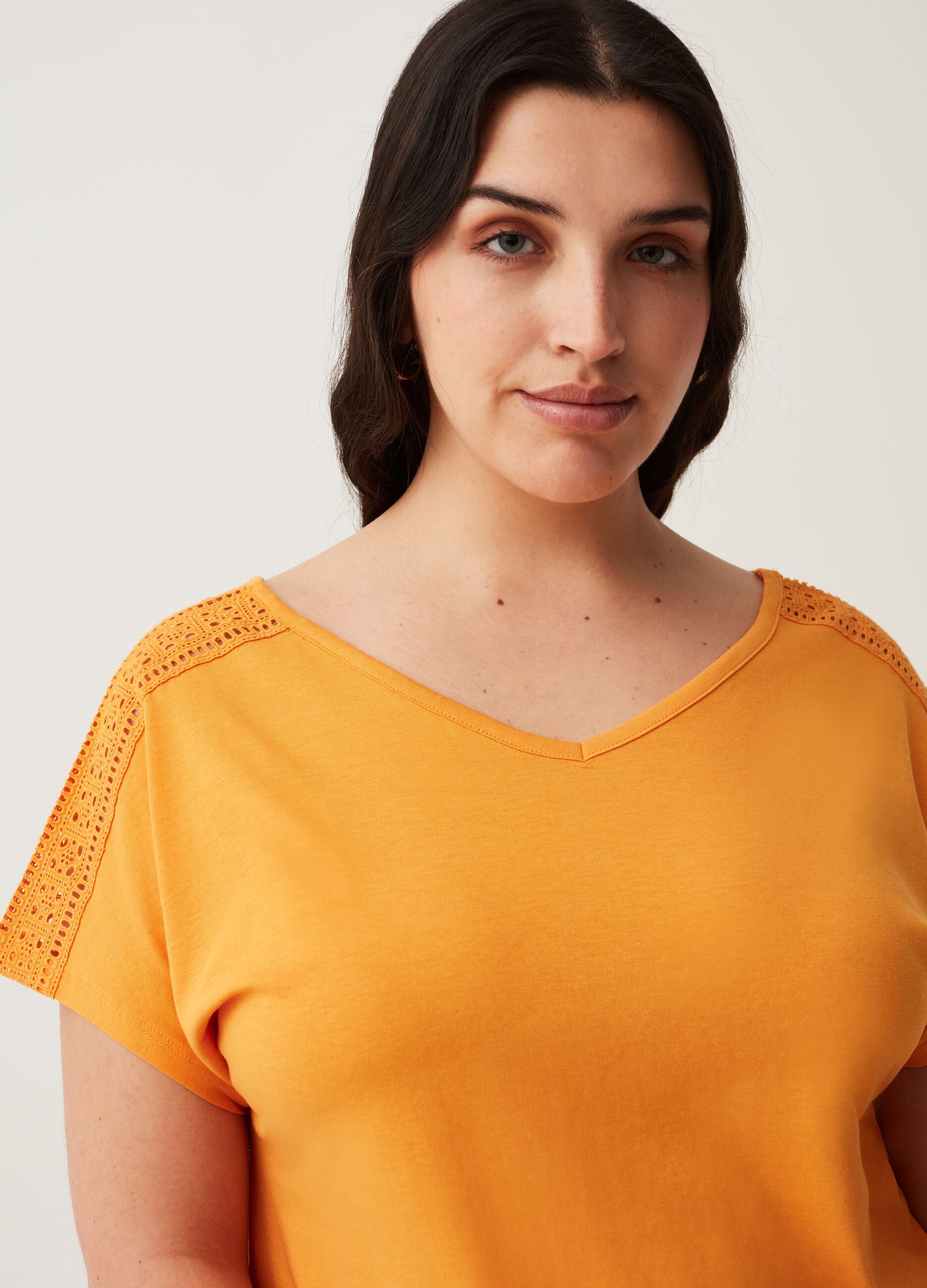 T-shirt con inserto in sangallo Curvy MYA_1