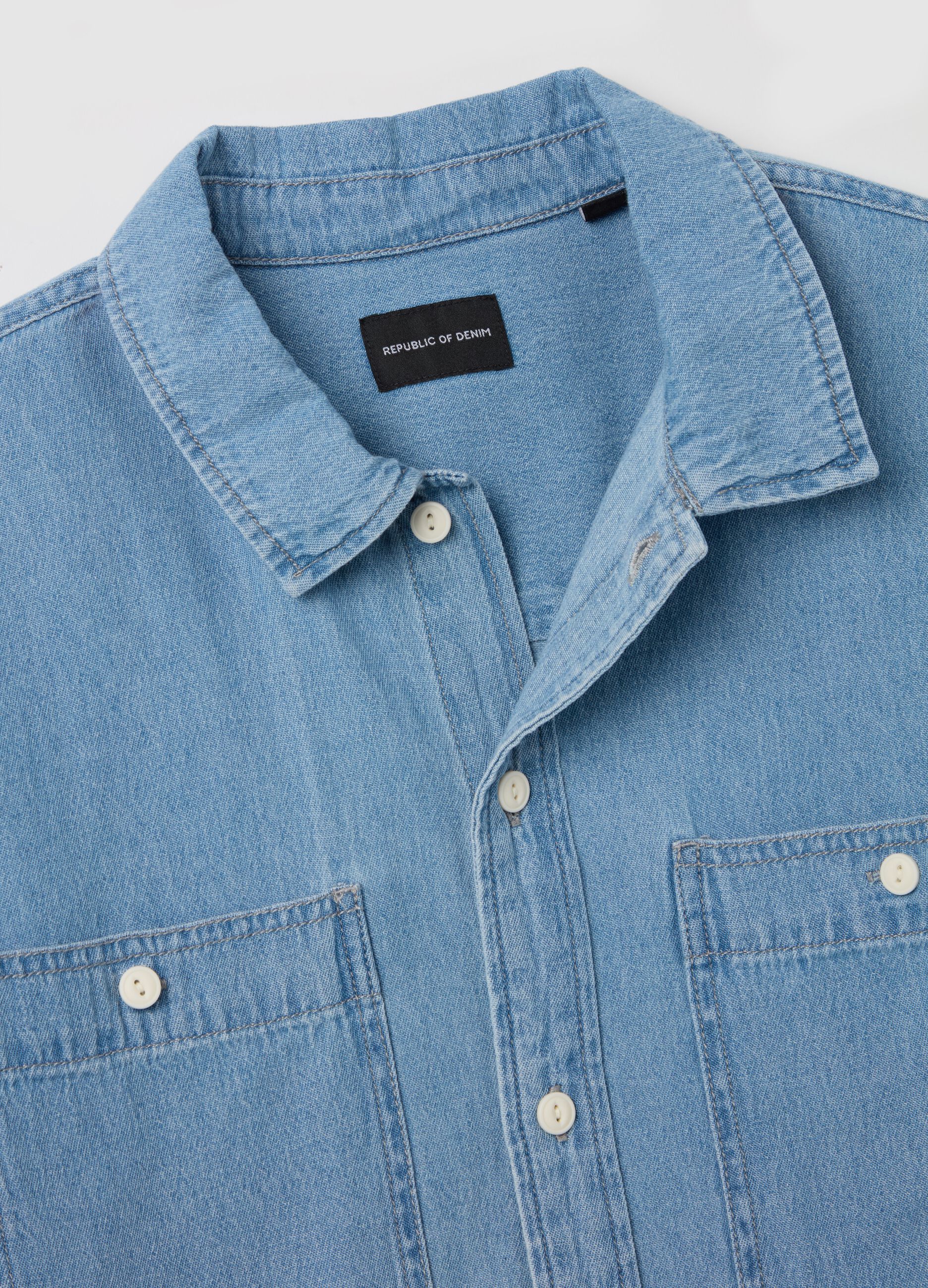 Short-sleeved shirt in denim with pockets