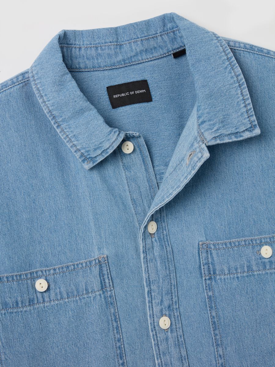 Short-sleeved shirt in denim with pockets_5
